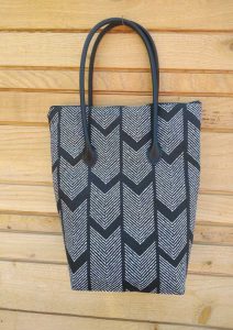 Tote bag with boxed corners